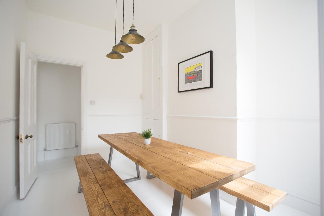 Elegant York House - On A Beach Road, Sleeps 12, With Sea Views Γουόρδινγκ Δωμάτιο φωτογραφία