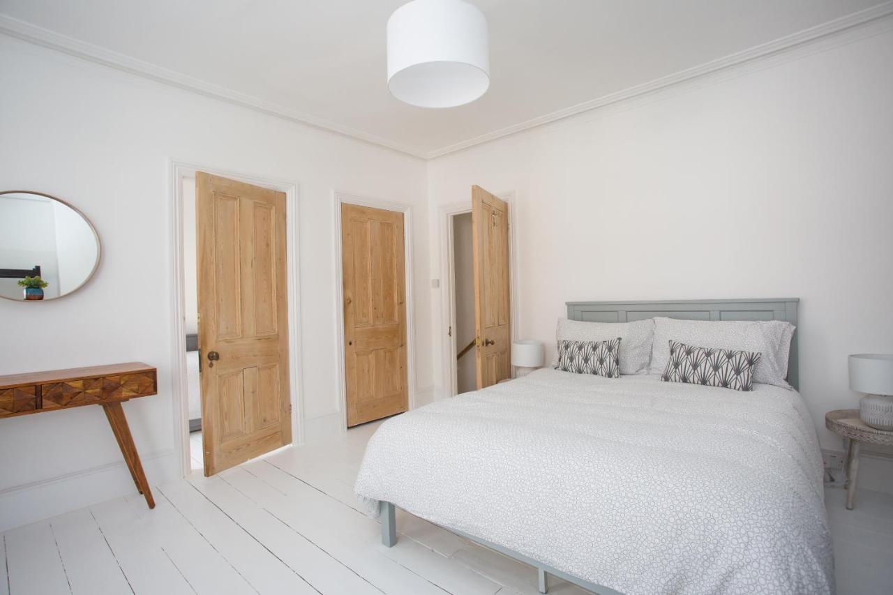 Elegant York House - On A Beach Road, Sleeps 12, With Sea Views Γουόρδινγκ Δωμάτιο φωτογραφία