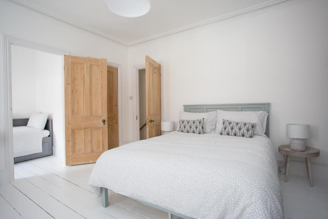 Elegant York House - On A Beach Road, Sleeps 12, With Sea Views Γουόρδινγκ Εξωτερικό φωτογραφία